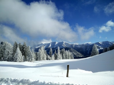 白天蓝天下的雪山